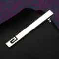Elegante fermacravatta in metallo argentato per uomo d'affari con motivo geometrico. - Cavo Argento Fermacravatta (Scatola Regalo)