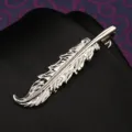 Fermacravatta a forma di piuma in metallo argentato per uomo, elegante accessorio formale. - Piuma Argentata Fermacravatta (Scatola Regalo)