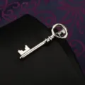 Dettaglio fermacravatta a chiave in argento, design elegante per uomo accessorio da lavoro. - Chiave Argentata Fermacravatta (Scatola Regalo)