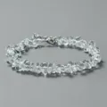 Variante de bracelet en éclats de cristal transparent avec fermoir, style estival chic. - Pierre Vague Blanche (BZB2001)