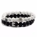 Primo piano di bracciali di coppia in turchese bianco e lava nera con ciondoli a corona d'argento. - Set Turchese Bianco Pietra Lavica Corona Argento (Stile D) / Set di 2 pezzi