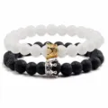 Set di bracciali in turchese bianco e pietra lavica nera con ciondolo a corona elegante. - Turchese Bianco Lava Corona Oro Argento (Stile E) / Set di 2 pezzi
