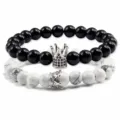 Set di bracciali con perline nere e bianche e ciondolo a corona in argento per coppie. - Agata Nera Turchese Bianco Corona Argento (Stile I) / Set di 2 pezzi