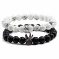Dettaglio ravvicinato del set di bracciali di perle con ciondoli a corona, pietre nere e bianche. - Turchese Agata Drago Set Opaco (Stile O) / Set di 2 pezzi