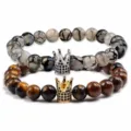 Primo piano sui dettagli di bracciali con perle in pietra naturale e ciondoli a corona. - Agata Venata Drago Occhio di Tigre (Stile Q) / Set di 2 pezzi