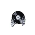 Broche emaillee squelette punk tenant un disque vinyle, badge gothique cool pour vetements. - DJ de Musique Électronique