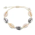 Bracciale intrecciato in conchiglia boho con cauri argentati e perle, gioiello da spiaggia - Corda Beige Conchiglia Argento