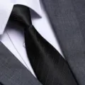 Primo piano dettagliato di una cravatta nera testurizzata da uomo con camicia e abito. - 8cm Nero Classico Striscia Cerniera