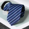 Dettaglio cravatta con zip a righe blu, con trama fine e comodo design preannodato. - Stile con Cerniera 6cm A02