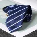 Primo piano sulla trama fine di una cravatta blu scuro elegante con eleganti righe diagonali azzurre. - Stile con Cerniera 6cm A059