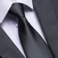 Cravatta da lavoro nera tinta unita abbinata a una camicia bianca e giacca grigia scura. - 8cm Grigio Scuro Tinta Unita Cerniera