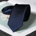 Vista dettagliata di una cravatta formale da uomo in twill fine blu scuro con texture. - Stile con Cerniera a Tessitura Fine Blu Marino 6cm