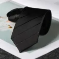 Primo piano dettaglio di una cravatta nera classica a righe fini per abbigliamento formale. - Stile con Cerniera a Righe Scure Nero 6cm