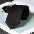 Vista dettagliata di una cravatta nera da uomo tinta unita con zip e trama fine. - Stile con Cerniera Liscio Nero 6cm
