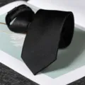Splendida vista dettagliata della cravatta formale in nero, accessorio business. - Stile con Cerniera a Tessitura Fine Nero 6cm