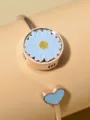 Close-up detail van de blauwe madeliefje armband bedel en schattige hart hanger op standaard. - Bangle / Met Willekeurige Geurtabletten / Blauw