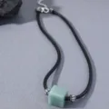 Μινιμαλιστικό ανδρικό κολιέ με μαύρο κορδόνι και πράσινο πέτρινο μενταγιόν. - Μενταγιόν Κύβος Πράσινη Πέτρα (C23-047)