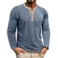 Détail t-shirt Henley manches longues homme, patte de boutonnage et poche contrastées. - Bleu foncé