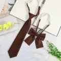 Ensemble cravate et nœud papillon marron style JK, vue détaillée à plat du design élégant. - Cravate Prénouée + Nœud / 7cm / Café
