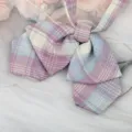 Nahaufnahme einer japanischen JK Uniform zweilagigen Karomuster Schleife mit Bändern. - Glasbonbon Doppellagige Kragenblume
