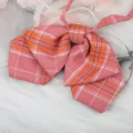 Nahaufnahme Detail der japanischen JK Stil Karierte Fliege, doppellagiges Design für Uniform. - Orange Rosa Doppellagige Kragenblume