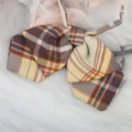 Detailansicht einer japanischen JK-Stil doppelten Karomuster Schleife fuer Matrosenanzug. - Yamabuki Doppellagige Kragenblume