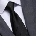 Primo piano di una cravatta formale nera classica testurizzata con camicia e abito. - 8cm Nero Striscia Scura Cerniera