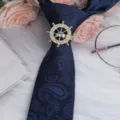 Herren Luxus Business dunkelblaue Paisley Krawatte mit Strass Schiffssteuerrad Ring Brosche. - Ruder Weißer Strass Gold Krawattenklammer + Blaue Paisley Krawatte