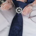 Herren Business dunkelblaue Paisley Krawatte mit glänzendem Strass Schiffsrad Krawattenring. - Ruder Weißer Strass Silber Krawattenklammer + Blaue Paisley Krawatte