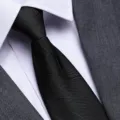 Primo piano dettagliato della cravatta da lavoro nera con trama a linee geometriche. - 8cm Nero Fiocco di Neve Cerniera