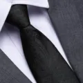 Dettaglio in primo piano della classica cravatta nera da uomo con elegante motivo jacquard. - 8cm Nero Paisley Cerniera