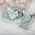 Grüner Karomuster JK Schleife Detail, doppelschichtige vorgebundene Schleife für Uniform. - Zeder Doppellagige Kragenblume