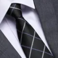 Primo piano di una cravatta nera classica a quadri per uomo, ideale per affari formali. - 8cm Affari Nero Quadri Cerniera