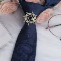 Herren blaue Paisley Krawatte mit Strass Schiffssteuerrad Ring Clip für Business Hemd. - Ruder Schwarzer Strass Gold Krawattenklammer + Blaue Paisley Krawatte
