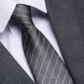 Primo piano dettagliato di una cravatta formale grigia a righe da uomo abbinata a camicia. - 8cm Grigio Smerigliato Striscia Bianca Cerniera