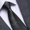 Vista dettagliata di una cravata da uomo grigio scuro con motivo twill fine per abiti formali. - 8cm Grigio Tessuto Ritorto Cerniera