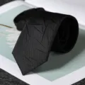 Dettaglio cravatta nera con cerniera e trama a linee astratte, perfetta per affari e look formali. - Stile con Cerniera Fiocco di Neve Nero 6cm