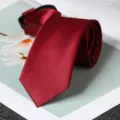 Primo piano dettagliato di una cravatta rossa tinta unita con zip, trama fine ed elegante. - Stile con Cerniera Liscio Rosso Vino 6cm