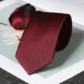 Dettaglio di cravatta bordeaux con zip e trama fine, accessorio elegante per abbigliamento formale. - Stile con Cerniera Moda Classica Rosso Vino 6cm