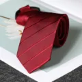 Dettaglio cravatta a righe bordeaux con tessitura a coste fini, stile elegante. - Stile con Cerniera in Twill Rosso Vino 6cm