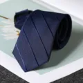 Primo piano dei dettagli della cravatta con zip a righe blu scuro da uomo, finitura elegante. - Stile con Cerniera a Righe Scure Blu 6cm