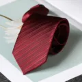 Primo piano dettagliato di un'elegante cravatta da uomo bordeaux con fini righe lucide. - Stile con Cerniera con Motivo Rosso Vino Scuro 6cm