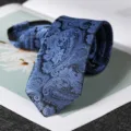 Dettaglio cravatta paisley blu nero, elegante accessorio uomo matrimonio affari formale. - Stile con Cerniera Nuovo Paisley Blu 6cm