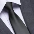 Vista dettagliata di una cravatta nera classica da uomo, ideale per abiti da lavoro e matrimoni. - 8cm Grigio Opaco Tinta Unita Cerniera