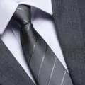 Cravatta uomo dettaglio primo piano a righe grigie, tessuto formale d'affari elegante. - 8cm Grigio Chiaro Striscia Scura Cerniera