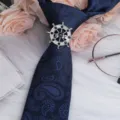Herren Strass Steuerrad Krawattenklammer Set stilvolle dunkelblaue gemusterte Krawatte - Ruder Schwarzer Strass Silber Krawattenklammer + Blaue Paisley Krawatte