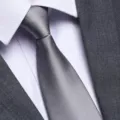Cravatta in seta grigia classica abbinata a camicia bianca e giacca elegante per affari. - 8cm Grigio Chiaro Striscia Sottile Cerniera