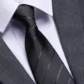 Primo piano di cravatta formale a righe nere con camicia bianca per affari e matrimonio. - 8cm Grigio Scuro Striscia Scura Cerniera