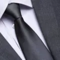 Vista dettagliata di una cravatta da uomo d'affari classica nera testurizzata ed elegante. - 8cm Grigio Scuro Riga Fine Cerniera