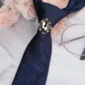 Herren Business dunkelblaue Paisley Krawatte mit Vintage Strass Metall Kragenring Clip Variante. - Vintage Gold Weißer Strass Krawattenklammer + Blaue Paisley Krawatte